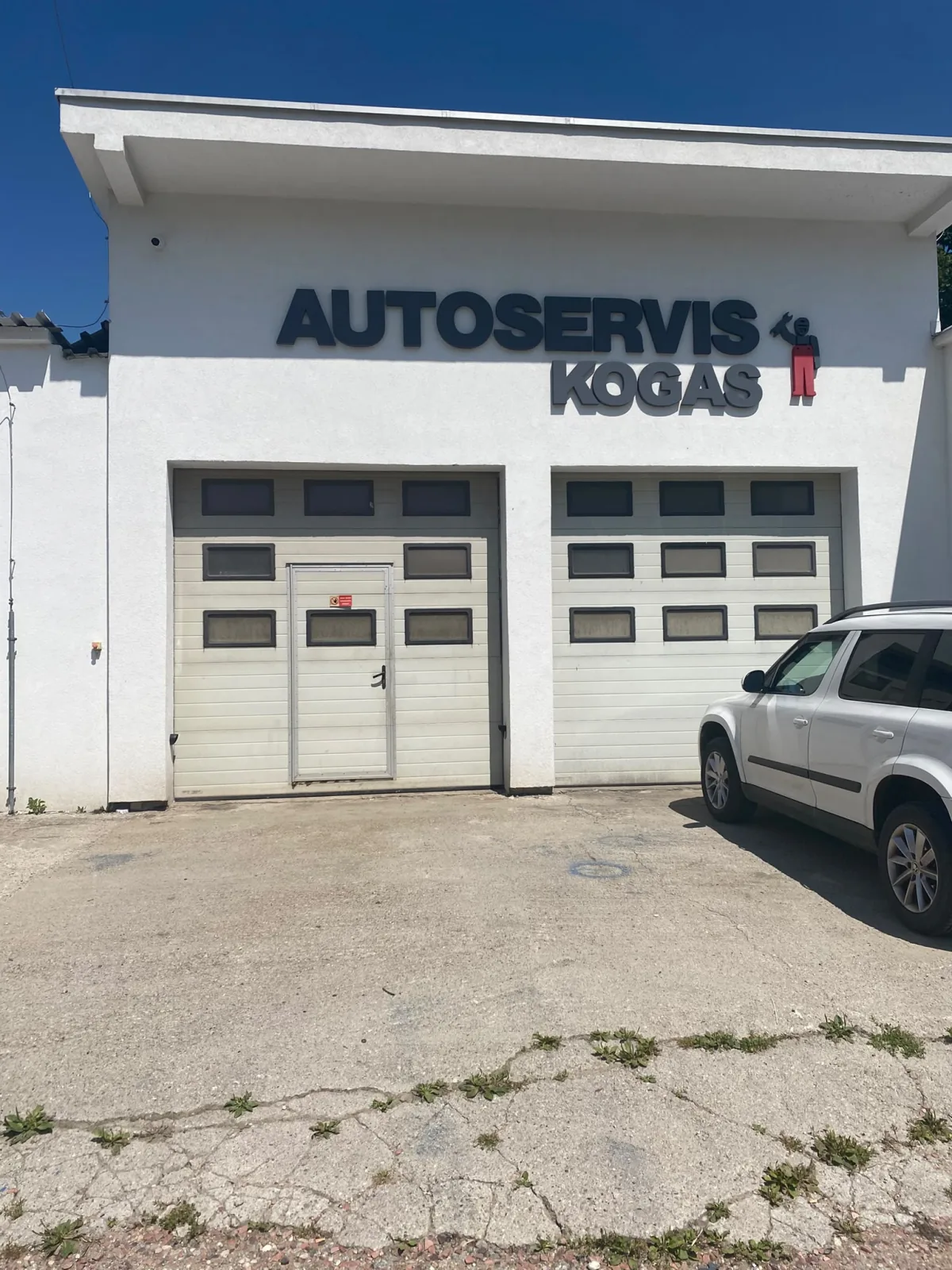 Budova Autoservisu Kogas v Oravskom Podzámku s označením prevádzky